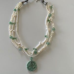 Ladies pearl necklace